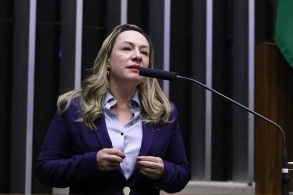 Deputada desafia dirigente antipetista da OAB-GO: “vem me jogar no rio”