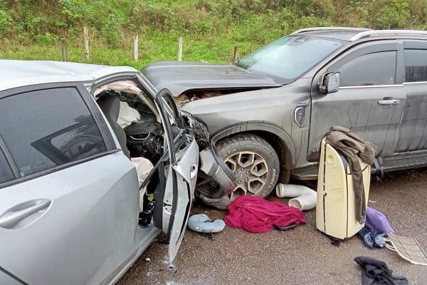 Batida entre veículos mata uma pessoa e deixa três feridas na BR-116, em MG