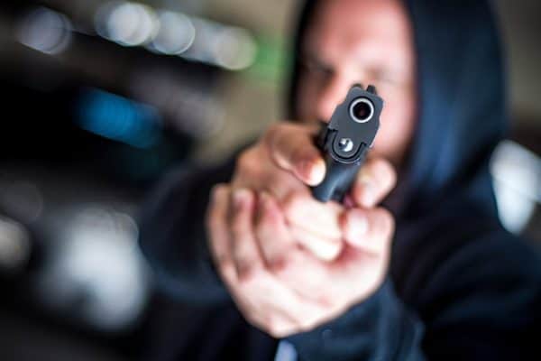Homem invade casa da ex-mulher e mata filho dela a tiros em GO
