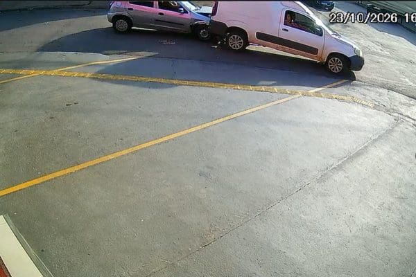 Sogra atropela genro, persegue carro com a filha dentro e provoca capotamento; veja vídeo