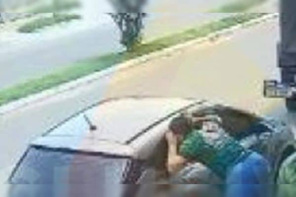 Imagens mostram mãe de menino morto em carro indo várias vezes até o veículo