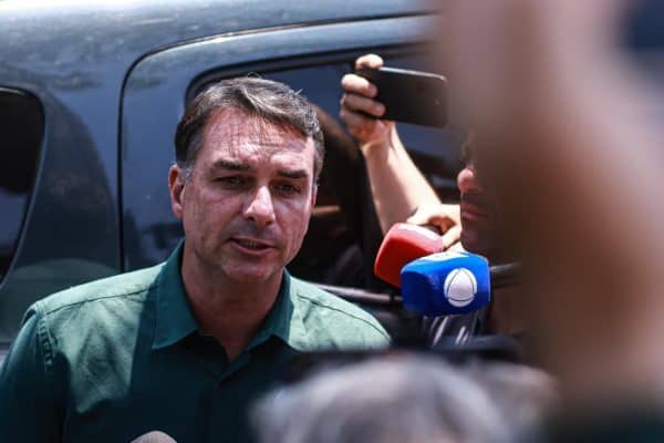Advogado pede cassação do mandato de Flávio no Senado por quebra de decoro