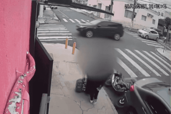 Motociclista bate em carro estacionado e quase atinge 2 mulheres e 2 bebês; veja vídeo