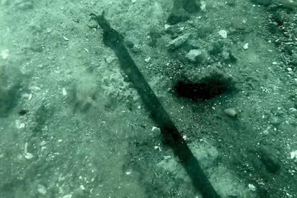Espada de 3,3 mil anos é encontrada ainda afiada em lago na Itália