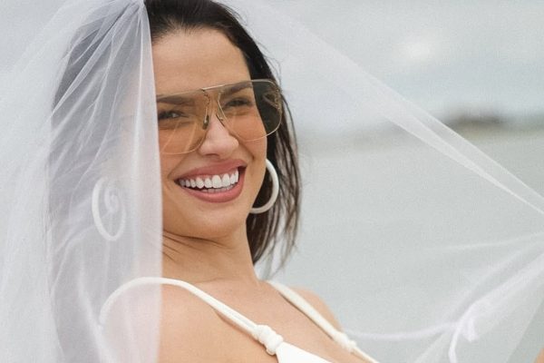 Juliette Freire se casa deslumbrante com maquiagem clean e cabelo minimalista