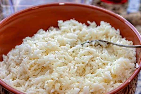 Técnica oriental promete deixar o arroz branco soltinho sem usar água quente