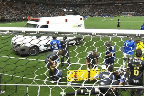 Atlético-MG: Vitão é levado de ambulância após choque com Delfim