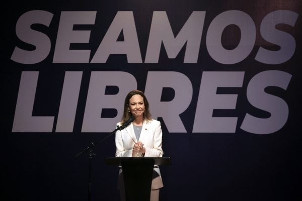 Líder da oposição agradece a Trump e menciona Lula após voltar à Venezuela