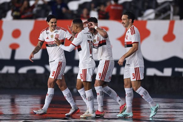 Com dois gols de Pedro e Samuel Lino, Flamengo goleia o Vasco no Brasileirão