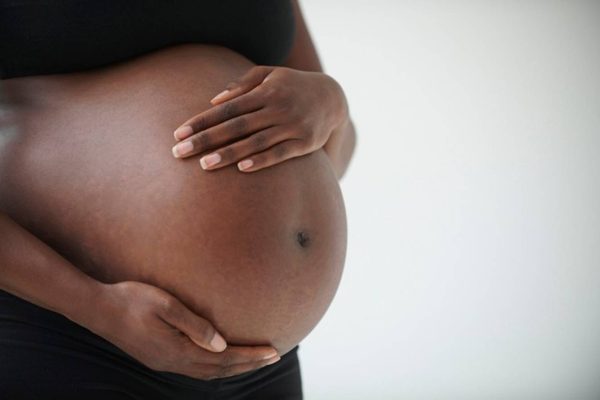 Chutes do bebê causam dor no fim da gravidez, mas anatomia protege órgãos da mãe
