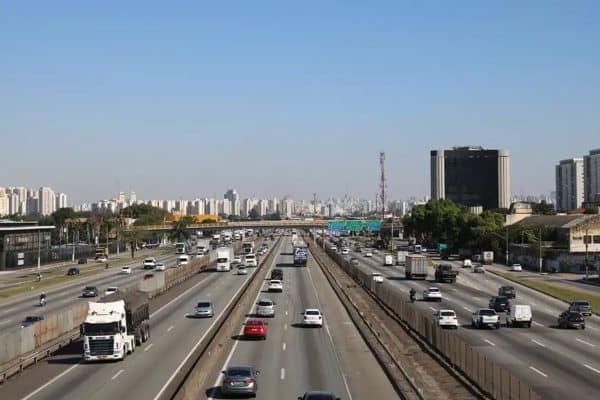 Caminhão tomba, e Dutra registra 6 km de congestionamento no sentido capital