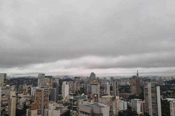 São Paulo deve ter céu nublado e chuva nos próximos dias, inclusive no feriado de Finados (2/11)