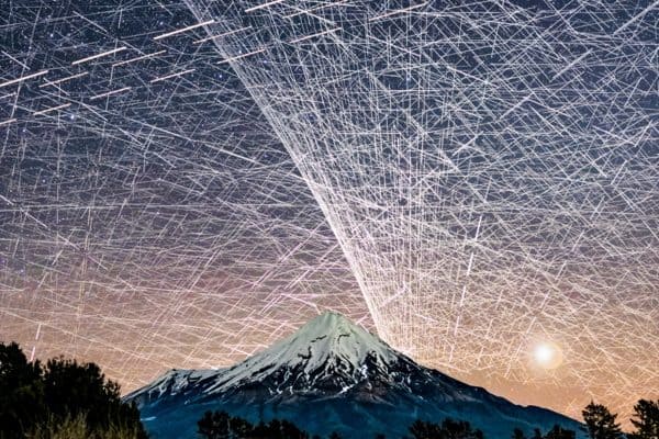Fotógrafo captura 14 mil rastros de satélites no céu da Nova Zelândia