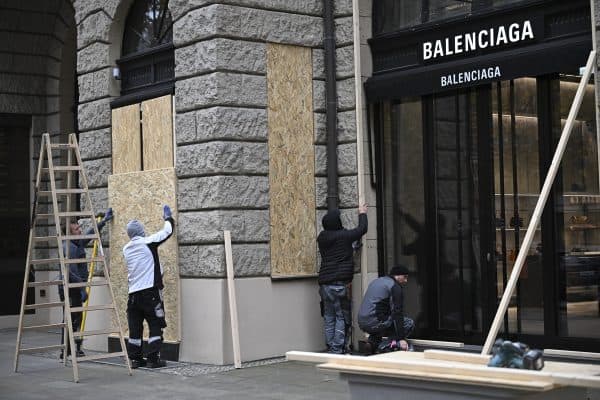Grifes se protegem contra saques em Berlim e vitrine resistente viraliza