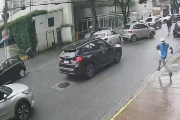 Vídeo mostra entregadora baleada durante ação policial na zona oeste; veja