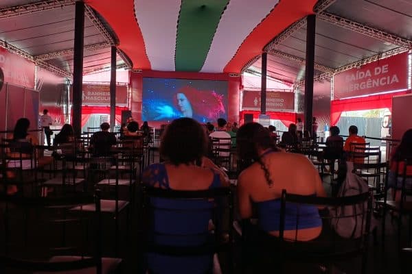 Cinemáximo Itinerante leva cinema e pipoca grátis a famílias no Itapoã