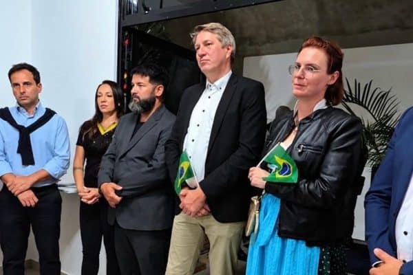 Delegação alemã é recebida com hino ligado ao nazismo em evento da prefeitura