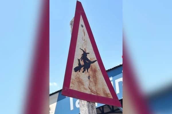 Em Divinópolis (MG), bruxas têm placa de trânsito em rua sem saída
