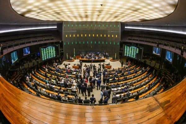 Voto distrital misto divide Centrão e oposição e ganha espaço no Congresso