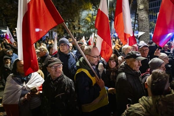 Impasse sobre chefe do Tribunal Constitucional provoca protesto na Polônia