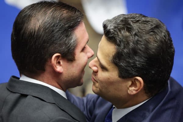 Centrão avalia que Motta pode ajudar Alcolumbre a se reeleger no Senado