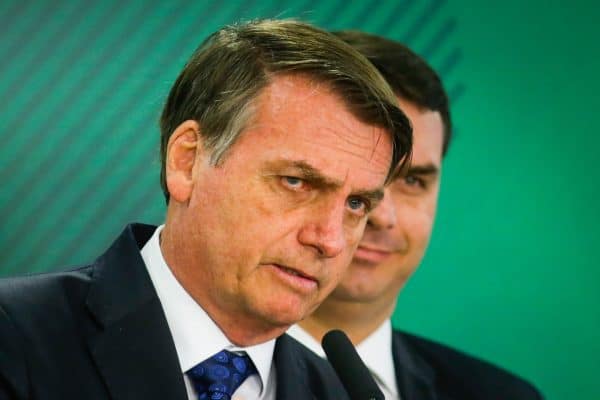 Bolsonaro pai sabia da possível fuga do filho para os Estados Unidos?