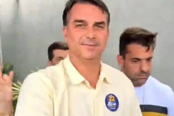Petista quer declarar Flávio Bolsonaro “persona non grata” em São Paulo