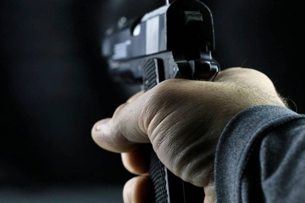 Policial civil é detido após matar amigo a tiros em casa de praia na Bahia