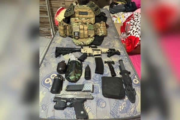 Homem é preso com arsenal bélico, submetralhadora e explosivos no Guarujá