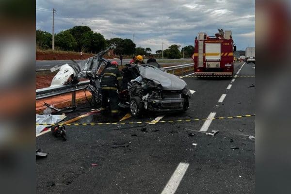 Colisão entre carro e caminhão deixa mulher morta na MGC-135