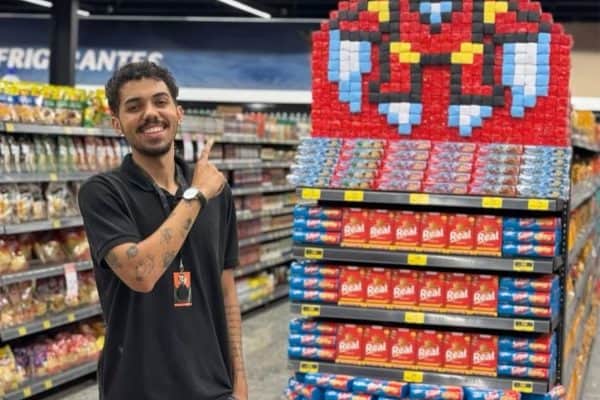 Funcionário surpreende ao transformar produtos de supermercado onde trabalha em verdadeiras obras de arte